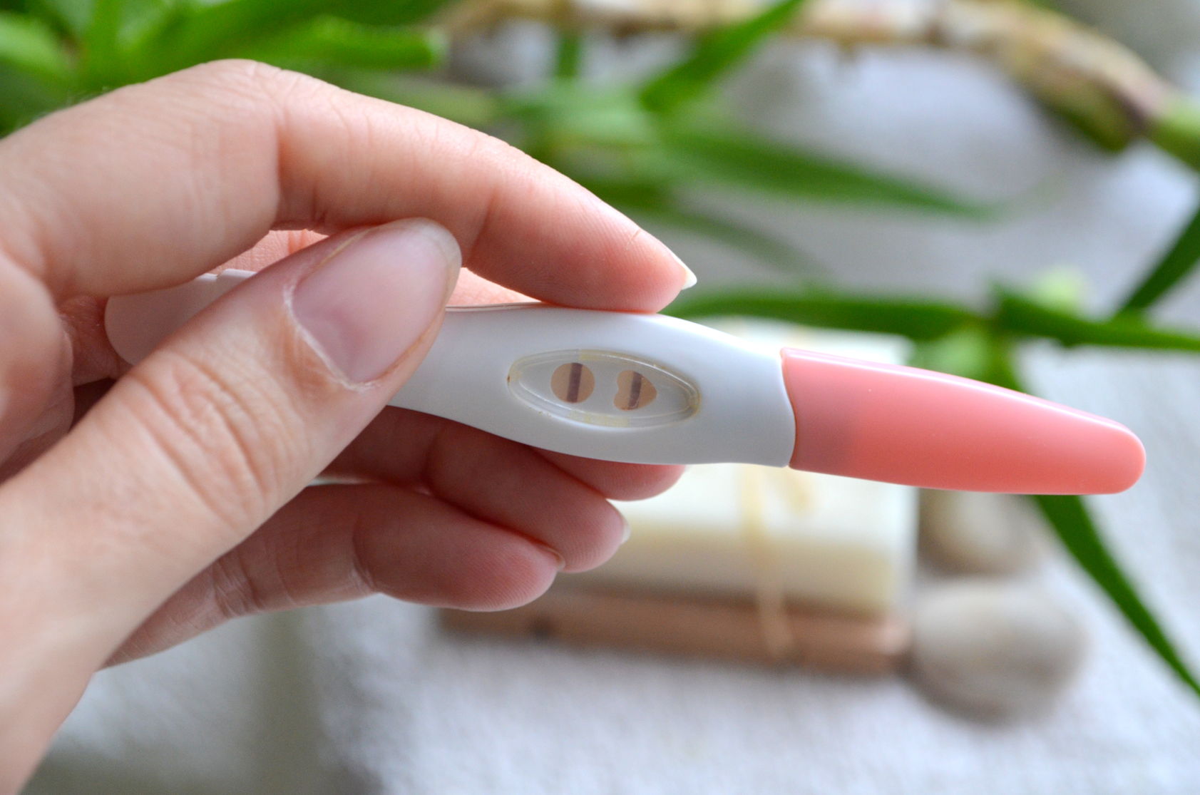 Положительный тест на беременность на белом фоне